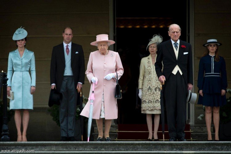 العائلة المالكة البريطانية أثناء حضور حفل بحديقة قصر باكنجهام في العاصمة لندن (AFP)