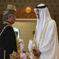الشيخ محمد بن زايد يلتقي وزير الاقتصاد الماليزي