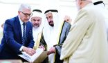 الشيخ سلطان القاسمي يهدي الدفعة السادسة من المخطوطات إلى جامعة القاسمية