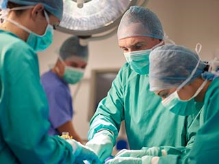 القناة الرابعة البريطانية أول قناة تبث إعلانا يعرض عملية جراحية على الهواء مباشرة