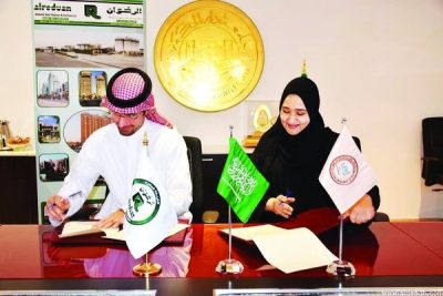 طالبات سعوديات يتدربن على صب الخرسانة