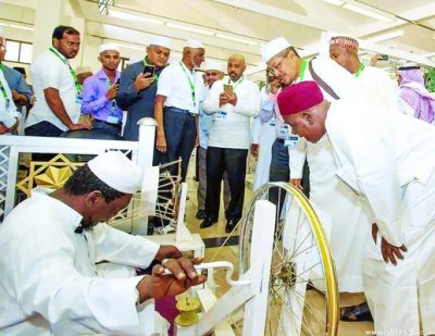 ضيوف خادم الحرمين يؤدون العمرة ويزورون مصنع كسوة الكعبة