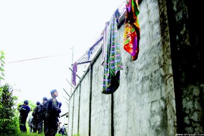 مسلحون  اقتحموا سجنا أمس الأربعاء في جنوب الفلبين وقتلوا حارسا وحرروا أكثر من 150 سجينا