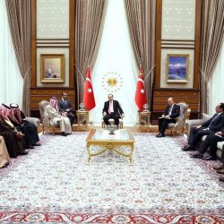 الامير محمد بن سلمان يعقد اجتماعا مع وزير الدفاع التركي