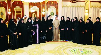 الشيخ سعود بن راشد المعلا يكرم خريجات الدبلوم المهني لتنظيم المشاريع وتطوير خطط الأعمال للسيدات،