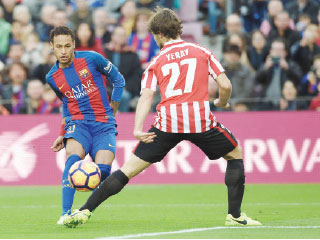 برشلونة يطارد القمة بثلاثية بلباو