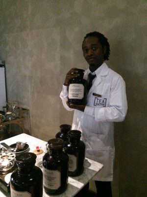 يصل عدد نكهات الشاي إلى 70 نكهة من مختلف القارات