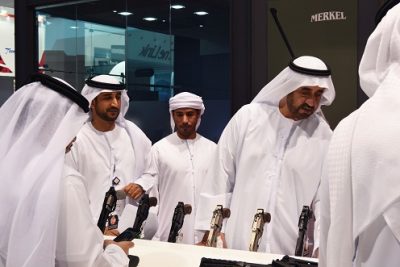 مكتوم بن راشد المعلا يزور جناح تسليح بمعرض الصيد و الفروسية