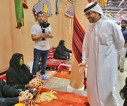 خالد بن سلطان بن زايد آل نهيان يزور جناح تسليح في المعرض الدولي للصيد و الفروسية