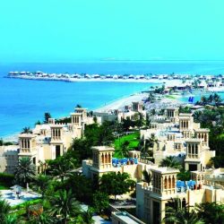 مطار أبوظبي ينقل منجزات الإمارات إلى العالم