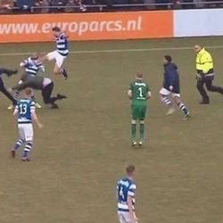 حارس مرمى يشرب الماء في غير وقته فينال جزاءه