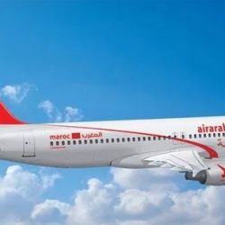 استمتع بالأكشاك والمحال التجارية على جوانب سوق “كامدن” بالقوارب