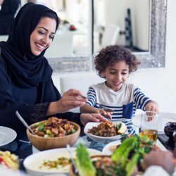 وسط زخم المعارض الرمضانية .. (عراقة الماضي وإشراقة الحاضر) يستمر في نجاحه للسنة 11 على التوالي