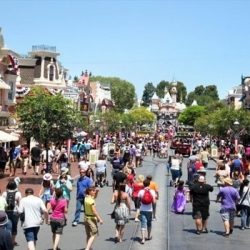 الملك سلمان بن عبدالعزيز يأمر باستضافة 1300 حاج وحاجة من 90 دولة