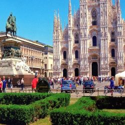 خادم الحرمين يتسلم التقرير السنوي لمؤسسة النقد ويشيد بجهودها في خدمة الاقتصاد الوطني