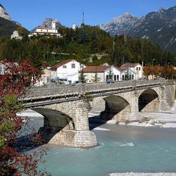 مرور جده يستقبل الطلاب والطالبات في اول يوم دراسي بالورود