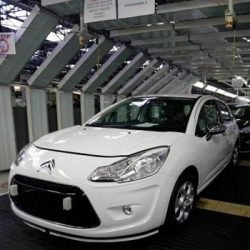 عبر نقاط السفر المجانية زوجان يجوبان العالم