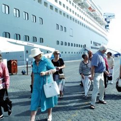 7 جرحى بينهم سائحان بريطانيّان بهجوم بسكّين في باريس