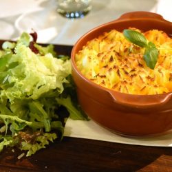 كاديلاك الناقل الرسمي لضيوف طيران السعودية الخاص والبيرق بمحطات المغادرة والوصول في مطارات المملكة