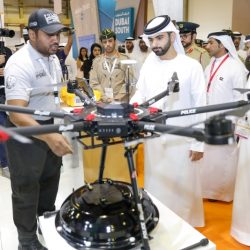 الشيخ حميد النعيمي يتفقد إحدى سيارات أسطول «كشتة»