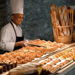 مليون درهم من مؤسسة “صقر للأعمال الخيرية” إلى “صندوق الفرج”