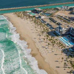 سفير السعودية بأندونوسيا الثقفي يوقع” سفير بين قطبين “