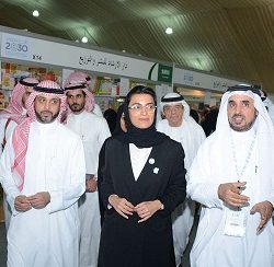 الشيخ عبدالرحمن السديس يوقع كتابه في معرض الرياض للكتاب 2019