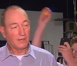 حياكة كسوة الكعبة تجذب زوار معرض الكتاب