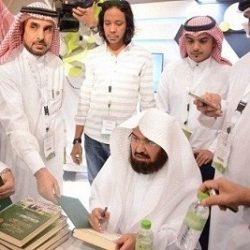 وزيرة الثقافة الإماراتية تزور معرض الرياض للكتاب