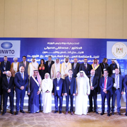 صفية بن زقر تكرم 60 فناناً واعداً وتدشن معرض “الكتاب”