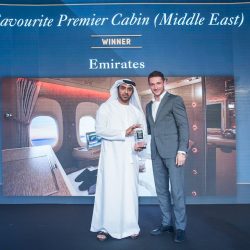 فنان إماراتي ينحت شعار منظمة التعاون الإسلامي بالرمال