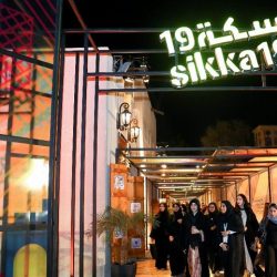 حياكة كسوة الكعبة تجذب زوار معرض الكتاب