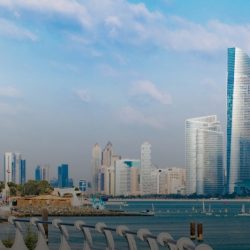 فنان إماراتي ينحت شعار منظمة التعاون الإسلامي بالرمال