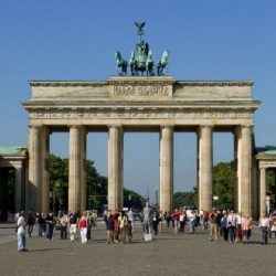 الشيخ مكتوم بن محمد يضع حجر أساس «دبي كومير سيتي»