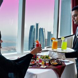 زايد بن سلطان بن خليفة وزكي نسيبة يشهدان اطلاق  أول كتاب لباحثة إماراتية عن التاريخ العمراني لأبو ظبي