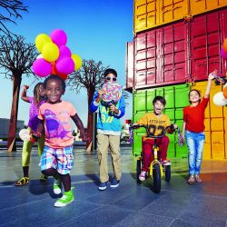 وكيل الرئيس العام المساعد للشؤون النسائية تُقلَّد وسام قافلة أبناء الشهداء