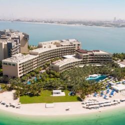 دبي توقف مؤقتاً شركات السياحة الداخلية والمطاعم العائمة والسفاري