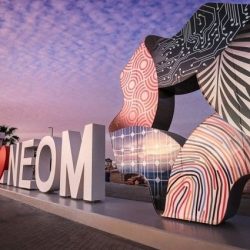 ولي عهد عجمان يُهدي «فرسان الميدان» باقتصادية عجمان شعار «برج المربعة»