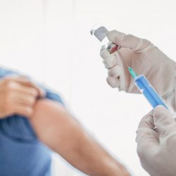 دولة الإمارات تتخطى حاجز 5 ملايين جرعة من لقاح كورونا