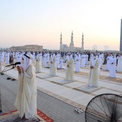 حاكم عجمان يؤدي صلاة عيد الفطر في ساحة قصر الزاهر