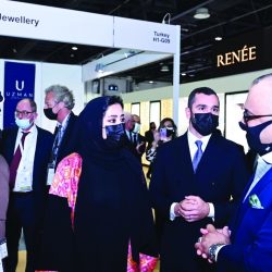 الشيخ محمد بن زايد زار معرضي «يومكس» و«سيمتكس» وتفقّد عدداً من الأجنحة الوطنية والإقليمية والدولية