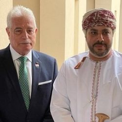محافظ جنوب سيناء يعقد اجتماعا مع رئيس شركة السلام للطيران العماني لدراسة ربط صلالة بشرم الشيخ