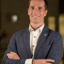 بدر الناصر يعود من أوروبا وشرق آسيا بعد رحلة عمل ناجحة