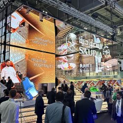 سفير المملكة لدى بريطانيا يزور الجناح السعودي في معرض سوق السفر العالمي بلندن