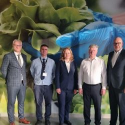 طيران الإمارات تعيد تدوير 500 طن بلاستيك وزجاج في عام واحد