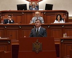 الشيخ محمد بن زايد  و محمد بن راشد يحضران جانباً من تكريم الفائزين بجائزة “نافس”