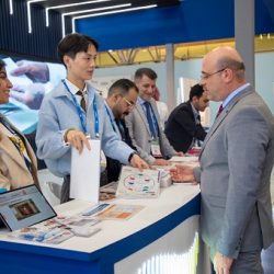 السويد تعرض قضاء المساء للمتنزهين سيرا على الأقدام مجانا