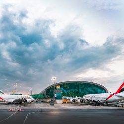 مطار دبي الدولي يشهد أول عرض زواج على سطح مطار في العالم