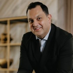 مجموعة أباريل تحتفل بتخريج 54 خريجاً من برنامج المدراء في الرياض