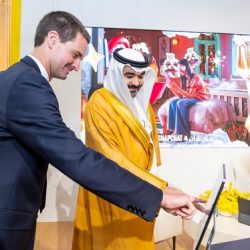 ثلاثة عمانيين يخوضون رحلة تحدٍ مشياً على الأقدام